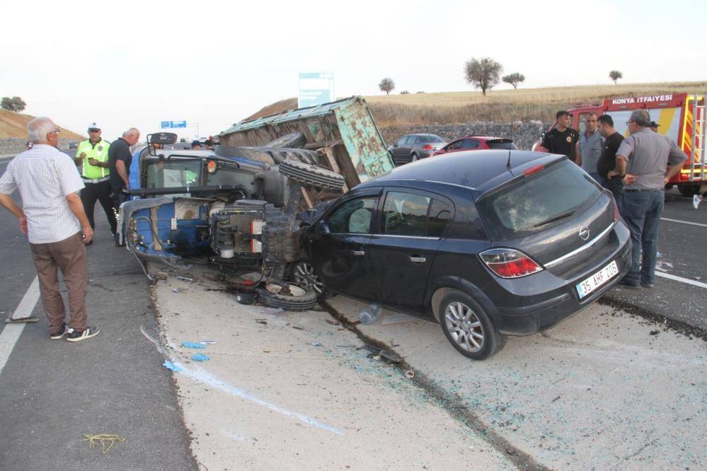 Konya’da otomobil şerit değiştirmek isteyen traktöre çarptı 4